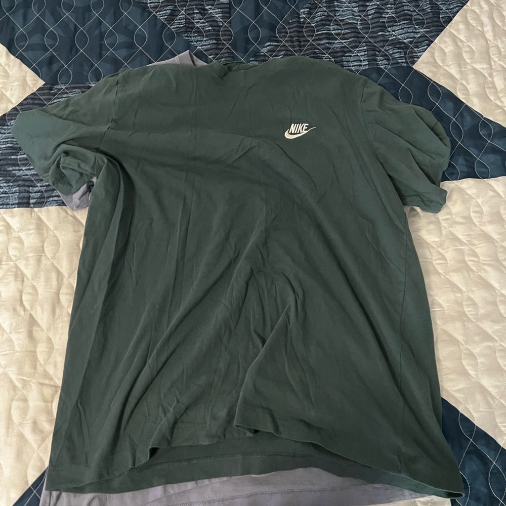 2 Pack of Nike shirts